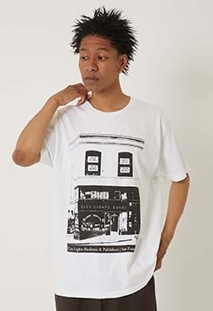 CITY LIGHTS BOOKSTORE /STORE FRONT Tシャツ with ピンバッジ